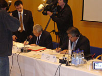 ヌーク宣言に署名をするヌーク市長（写真中央）と札幌市長（写真右）